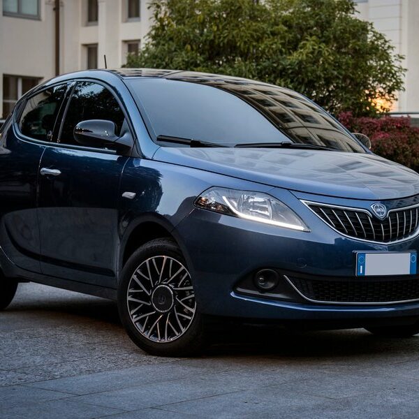 lancia-ypsilon-2021-front-side-2